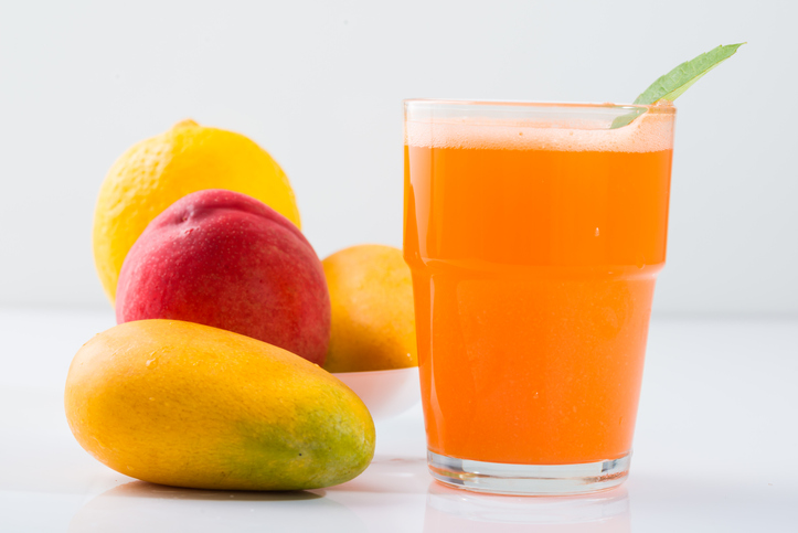 Suco detox com cenoura e manga