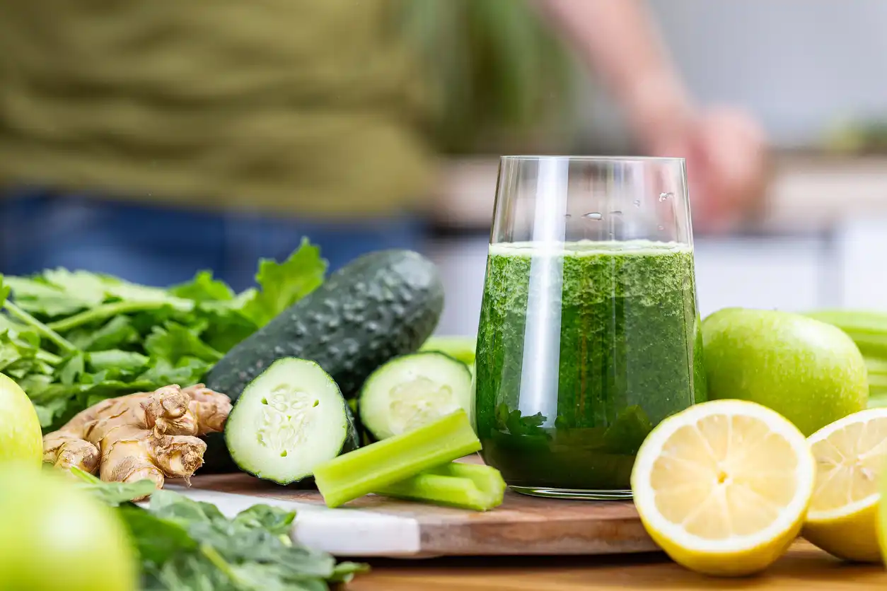 Suco detox de pepino com limão